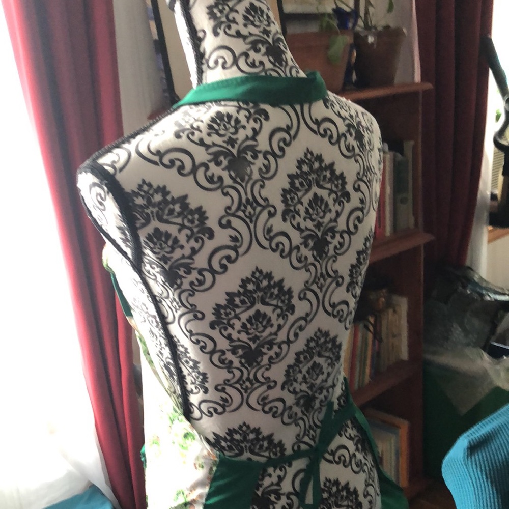 Retro Frilly Green Roses Apron - Picture 5 of 5